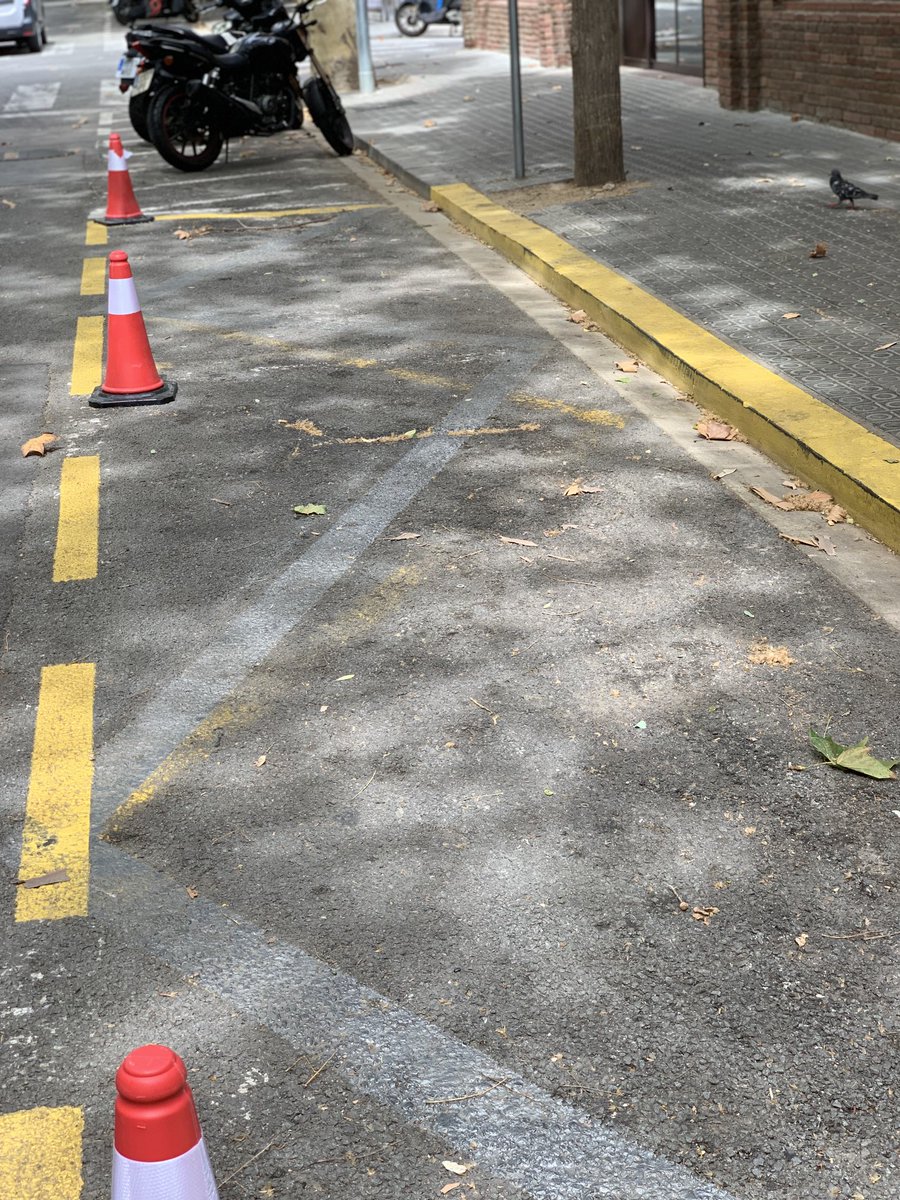 El #tramatori innecessari que ningú vol colonitzant l’espai públic. Ara s’apropia d’un espai de càrrega i descàrrega utilitzat pels proveïdors dels negocis de restauració del davant. 
⁦<a href="/BCN_SantsMont/">Districte de Sants-Montjuïc</a>⁩ ⁦<a href="/GUBBarcelona/">Guàrdia Urbana Barcelona</a>⁩ 

#foraespeculadors #laplaçaesnostra #stoptanatori