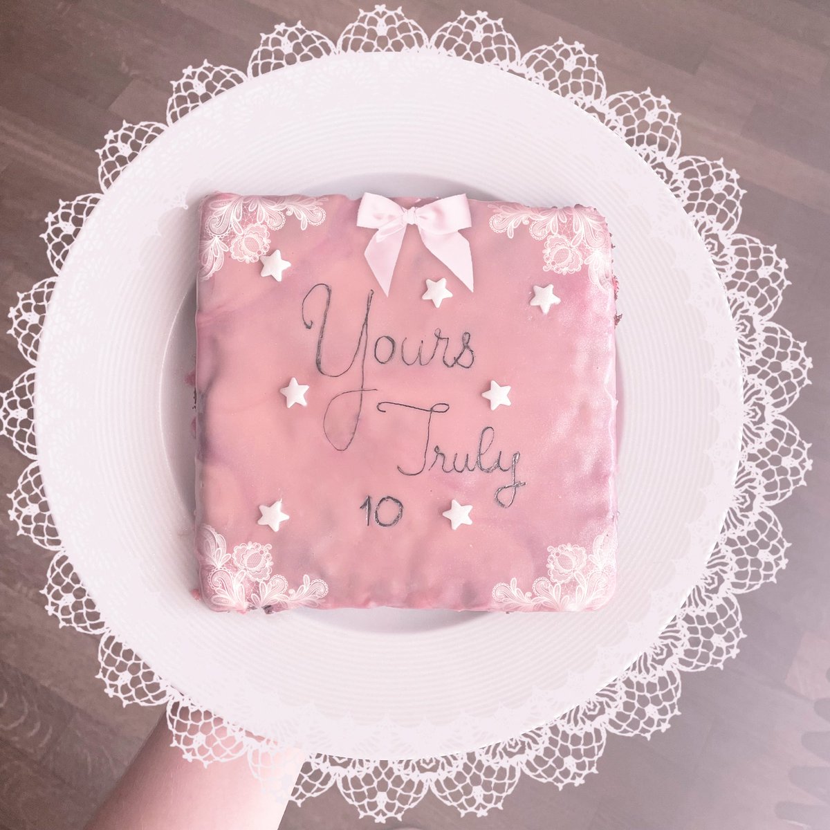 raindropsloki's tweet photo. no y’all don’t understand how much i love this album !! i did this last night… can’t wait to eat it… happy birthday my baby Yours Truly ! 🩶🎀💌🍰✨
#10YearsofYoursTruly https://t.co/48lYU6cLNR