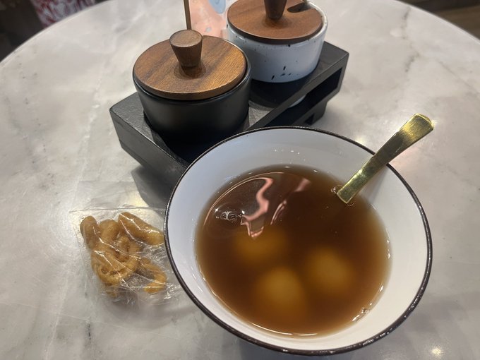 Nam Dao Huuのブアローイナムキン60B美味しかった🫶テーブルには三温糖とブラウンシュガーが二種類あり、お好みで調整できるのがよかった。生姜か効いたスープなので風邪気味のときにおすすめです🫚 　 #บัวลอยน้ำขิง<a href="/tag/%E0%B8%9A%E0%B8%B1%E0%B8%A7%E0%B8%A5%E0%B8%AD%E0%B8%A2%E0%B8%99%E0%B9%89%E0%B8%B3%E0%B8%82%E0%B8%B4%E0%B8%87"class="tags">#บัวลอยน้ำขิง</a>