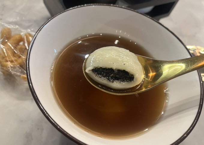 Nam Dao Huuのブアローイナムキン60B美味しかった🫶テーブルには三温糖とブラウンシュガーが二種類あり、お好みで調整できるのがよかった。生姜か効いたスープなので風邪気味のときにおすすめです🫚 　 #บัวลอยน้ำขิง<a href="/tag/%E0%B8%9A%E0%B8%B1%E0%B8%A7%E0%B8%A5%E0%B8%AD%E0%B8%A2%E0%B8%99%E0%B9%89%E0%B8%B3%E0%B8%82%E0%B8%B4%E0%B8%87"class="tags">#บัวลอยน้ำขิง</a>