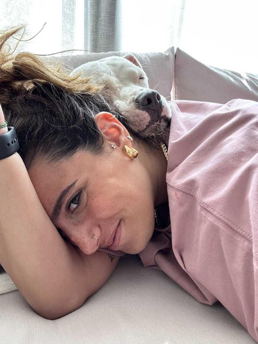 frhgzy's tweet photo. She just decided this is where she is going to nap today #studiochronicles https://t.co/CSUwQ5xSKd