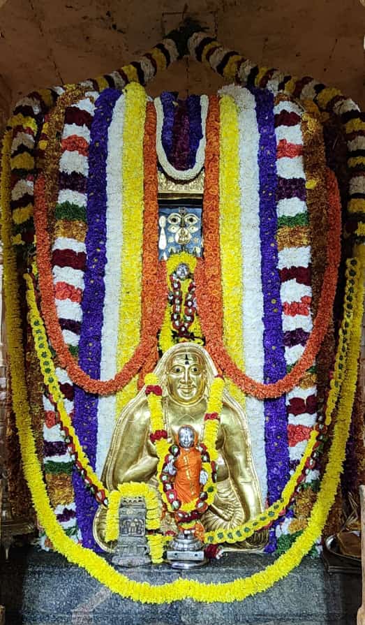Jaggesh2's tweet photo. ಇಂದಿನ ರಾಯರ ಬೃಂದಾವನ ಅಲಂಕಾರ ದರ್ಶನ 🙏 https://t.co/aTp4dNDm1z