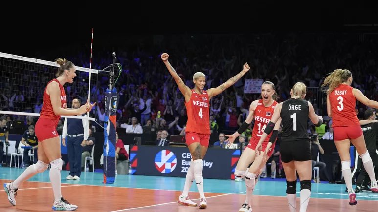 aykiri's tweet photo. The New York Times: “Sorunlarla boğuşan Türkiye, kahramanlarını kadın voleybol takımında buldu.” https://t.co/gQ44kueHHf