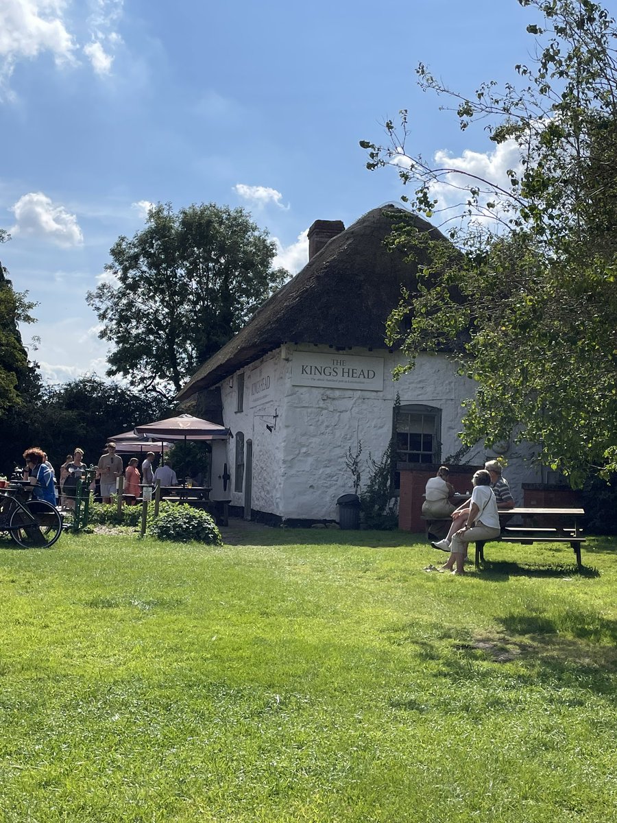 beverleynorman's tweet photo. Good to be finally sat out in the sun enjoying Sunday lunch โ๏ธ #sunisout #summerfinallyhere https://t.co/Ww10tsqRBc