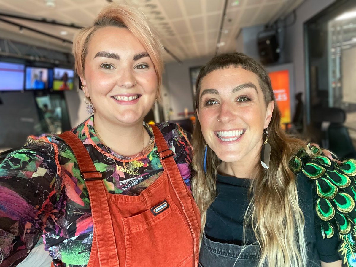 BronwenLewis_'s tweet photo. Well what a way to kick off #septembersessions month on @BBCRadioWales! 🧡🤟🏻
Wasn’t Tara Bandito just wonderful 🥹
Loved performing Tina Turner’s Proud Mary with her too 🫶🏻
Catch up on our live session and chat here ⬇️
https://t.co/Y1Av6OuQwz https://t.co/ovxvtTXoRQ