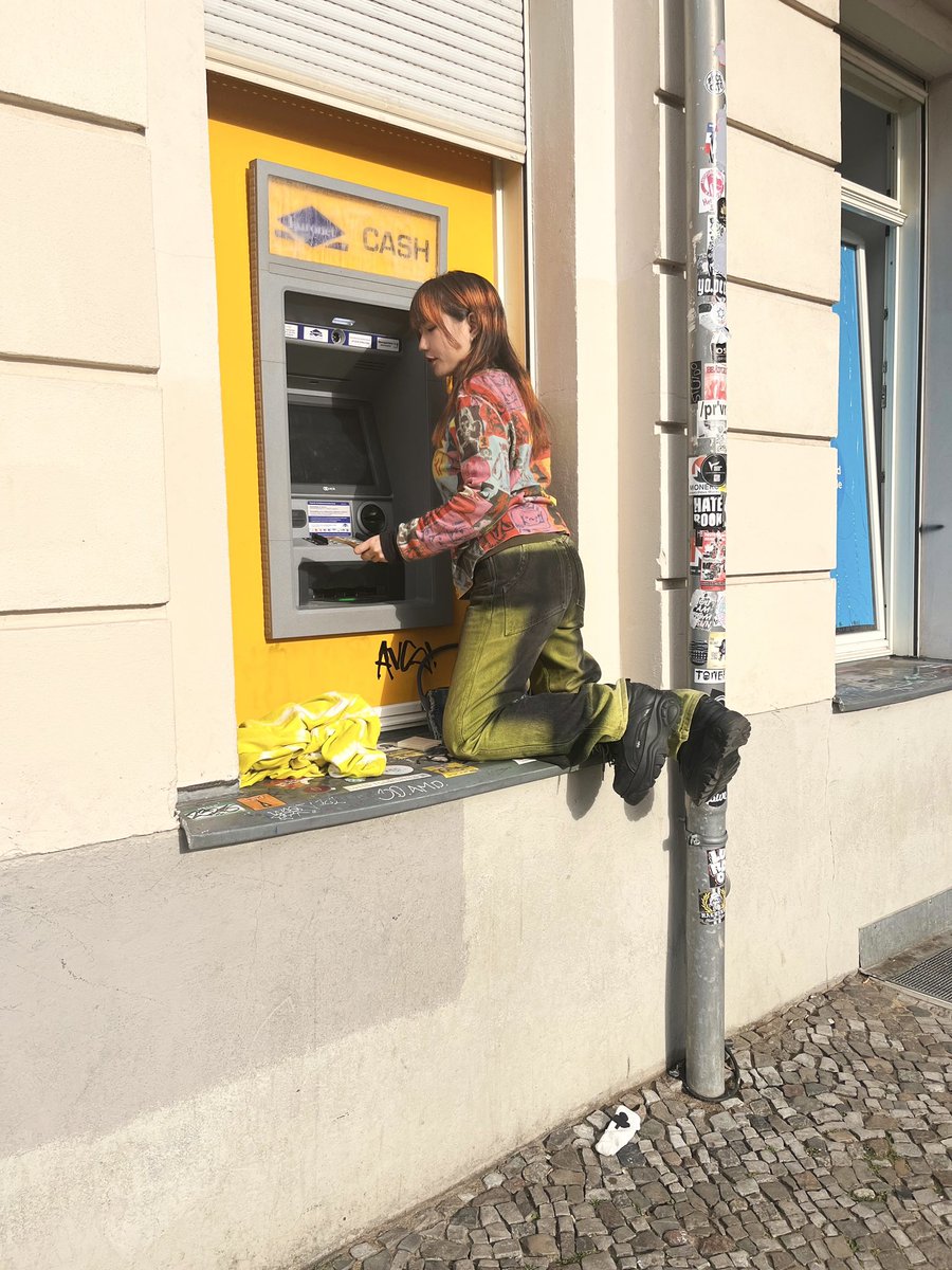 ベルリンの最寄りATM
人間の身長:  159cm