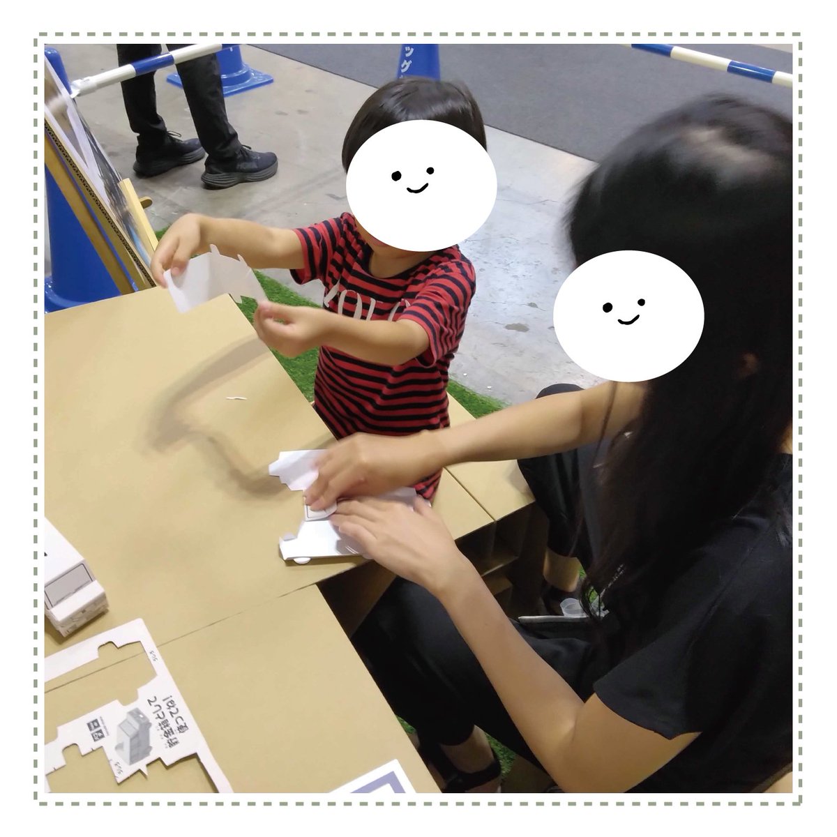 amzd_hacode's tweet photo. 「くつろぎスペース」で出展したハコデデスク・チェアは災害備蓄品としてだけではなく、テレワークやお子様用の簡易デスクなどとしてもご活用いただけます📦

また会場のスタンプラリーの景品として提供させていただいた「ハコデチョキン」もたくさんのお子様からご好評頂きました🎁 https://t.co/ZpDXEYD50S