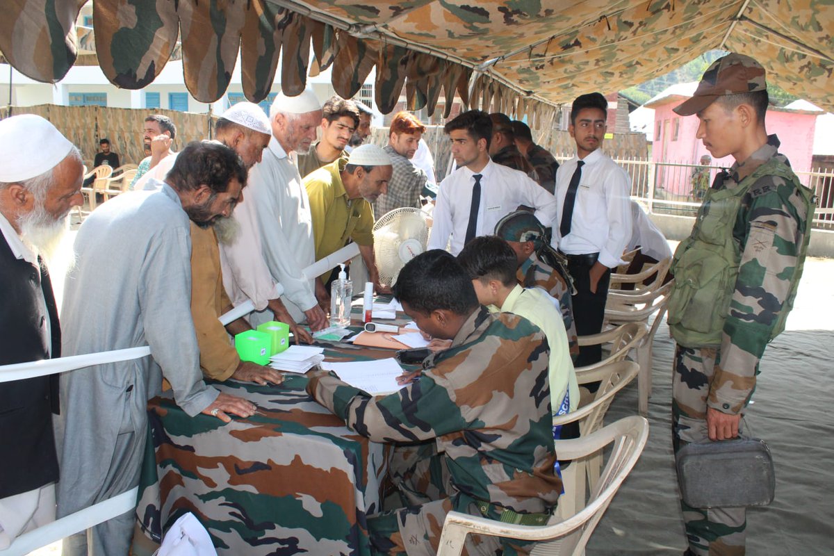 FatimaB62073964's tweet photo. #46RR #Himalyan #Bde #Daggerdiv Org a medical camp for #Fatehgarh , & Dual Commitment achieved during the medical camp were 'to outreach and alleviate of medical issues in locals' and 'instill a sense of trust and belongingness with #Army.
#46RR
#Baramulla
@adgpi
@ChinarcorpsIA https://t.co/TUWM2Ge1VR