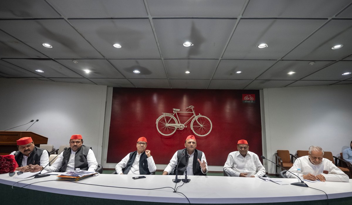 samajwadiparty's tweet photo. समाजवादी पार्टी के राष्ट्रीय अध्यक्ष एवं पूर्व मुख्यमंत्री श्री अखिलेश यादव ने कहा है कि भाजपा का चरित्र षड्यंत्रकारी है। प्रलोभन से वह अपनी सत्ता की भूख पूरी करना चाहती है। लूट और भ्रष्टाचार का बोलबाला है और कानून का राज चौपट है। वन ट्रिलियन डॉलर का झूठ फैलाकर जनता को झांसा दिया जा रहा है। भाजपा की इन चालों से सतर्क रहना है। 
    श्री अखिलेश यादव ने आज प्रदेश मुख्यालय लखनऊ में एकत्र कार्यकर्ताओं को ��म्बोधित करते हुए कहा कि सन् 2024 के लोकसभा चुनाव में भाजपा का सत्ता से बाहर हो जाना तय है। जनता समाजवादी पार्टी की सरकार बनाना चाहती है। समाजवादी पार्टी के साथ जनता है और जनता का सम्मान समाजवादी पार्टी और सरकार में ही सुरक्षित है। 
    श्री यादव ने कहा कि समाजवादी सरकार ने बिजली बनाई, भाजपा ने बिजली महंगी की और लोगों को धोखा दिया। भाजपा ने मंडी नहीं बनाई। अस्पतालों में दवा नहीं है। भाजपा सरकार मे��� उद्योग नहीं लगे। विकास कुछ हुआ नहीं अपराधी बेलगाम हैं। भाजपा सरकार में महिलाओं का सम्मान नहीं है। सांड़ों केे हमलों से राज्य में प्रतिदिन लोगों की जानें जा रही है।
    श्री अखिलेश यादव ने कहा कि भाजपा सरकार की नीयत में विकास कार्य करना नहीं है। अगर कोई जनप्रतिनिधि जनसहयोग से कुछ विकास करना चाहे तो उसकी जांच होने लगती है। अपने विपक्षियों को डराने और फर्जी केसों में फंसाने के लिए ईडी, सीबीआई ���ीछे लगा दी जाती है। जनता अब इस अत्याचारी भाजपा सरकार से छुटकारा पाना चाहती है। लोग सन् 2024 में भाजपा को सत्ता से बाहर का रास्ता दिख���एंगे और उत्तर प्रदेश में समाजवादी पार्टी के सभी प्रत्याशियों को जीत दिलाएंगे। 
    समाजवादी पार्टी के राष्ट्रीय उपाध्यक्ष श्री किरनमय नंदा ने कहा कि भाजपा को हराने के लिए बूथ स्तर तक समाजवादी पार्टी को मजबूती देने के लिए कार्यकर्ता एवं पदाधिकारी अभी से जुट जाएं। मतदाता सूची पर निगाह रखे। जनता को बताएं कि 10 साल में भाजपा सरकार ने कोई काम नहीं किया। सन् 2024 के लोकसभा चुनाव में सभी 80 सीटों पर समाजवादी पार्टी के प्रत्याशियों को जिताने का लक्ष्य लेकर चलना है।
    इस अवसर पर राष्ट्रीय उपाध्यक्ष श्री किरनमय नंदा, राष्ट्रीय सचिव श्री राजेन्द्र चौधरी, पूर्व सांसद ऊषा वर्मा, पूर्व मंत्री श्री आर.के. चौधरी, पूर्व राष्ट्रीय अध्यक्ष समाजवादी युवजन सभा श्री विकास यादव, श्री आसिफ बब्बू, श्री अनिल वर्मा, श्रीमती राजेश्वरी देवी पूर्व विधायकगण आदि नेता और कार्यकर्ता शामिल रहे।      
                   (राजेन्द्र चौधरी)
                     मुख्य प्रवक्ता