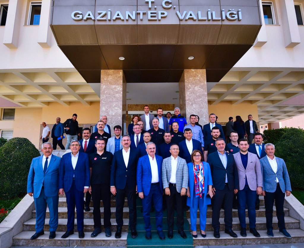 📍Gaziantep'teyiz.

Yılmadan, usanmadan her zaman milletimizin yanında olduk, olmayada devam edeceğiz...

Gaziantep Valiliğimizi ziyaret ederek, bölgeye dair istişare ve değerlendirme toplantımızı gerçekleştirdik.