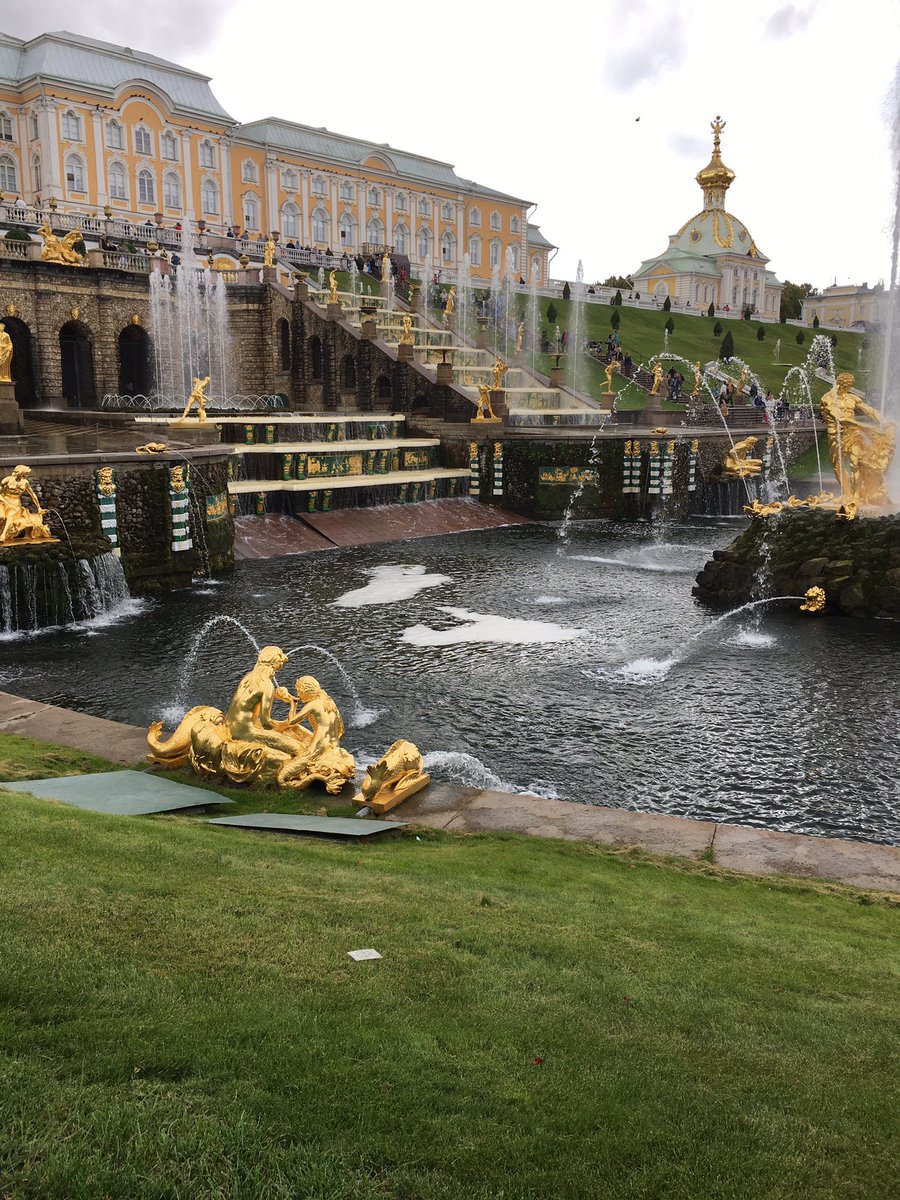 В Петербурге для меня многое происходит впервые, сегодня меня впервые куда-то не пустили потому что я была на инвалидной коляске. Этим местом стал Петергофский музей. Перед входом в музей у нас с мамой только спросили сможем ли мы затащить коляску? 
👇🏻