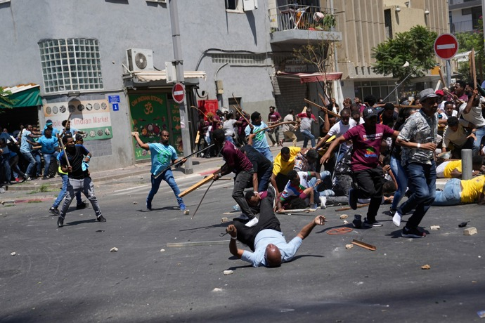 Nicxjo's tweet photo. Hieraŭ estis la sendependeca tago de la diktatura lando Eritreo. En Tel Avivo estis tumultoj kaj stratbataloj inter kontraŭregistaraj Eritreanoj kaj subtenantoj de la registaro, ĉirkaŭ la oficiala feston organizita de la eritrea ambasado. pli ol 120 homoj estis vunditaj. >>> https://t.co/RwXEgdk722
