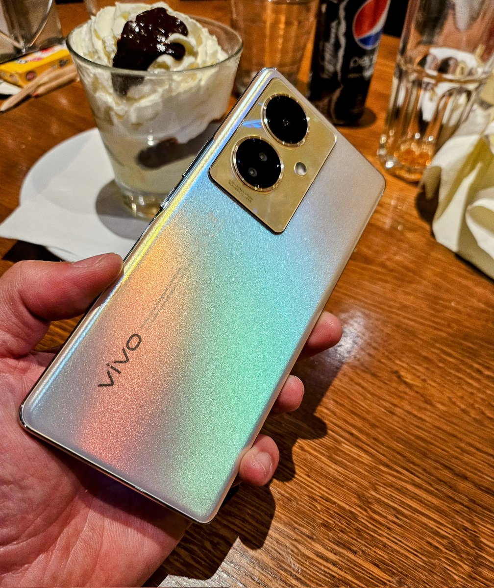 cmonavis_fr's tweet photo. Ce @vivomobile_fr #V29Lite a de faux airs de #Realme9ProPlus ... Hashtag smartphone à paillettes... @realme_France #paillettes https://t.co/2h0ZeDdqQB