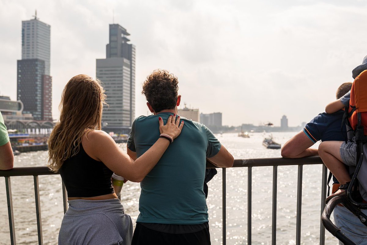 ᴛᴇʀ ʟᴀɴᴅ, ᴛᴇʀ ᴢᴇᴇ ᴇɴ... ɪɴ ᴅᴇ ʟᴜᴄʜᴛ! 🚁💨 Vandaag hebben we een prachtig programma op, om en boven het water. Van parachutisten tot de spectaculairste shows, het is er allemaal! Kom jij ook?

Bekijk snel wereldhavendagen.nl/tijdschema voor het programma van vandaag!