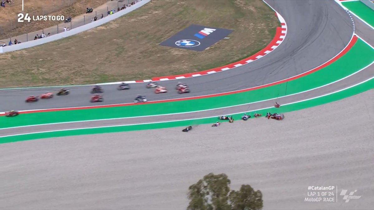 MotoGP's tweet photo. 🚩 RED FLAG 🚩

Multiple rider incident at Turn 1 🛑

#CatalanGP 🏁 https://t.co/xVVZtHopGi
