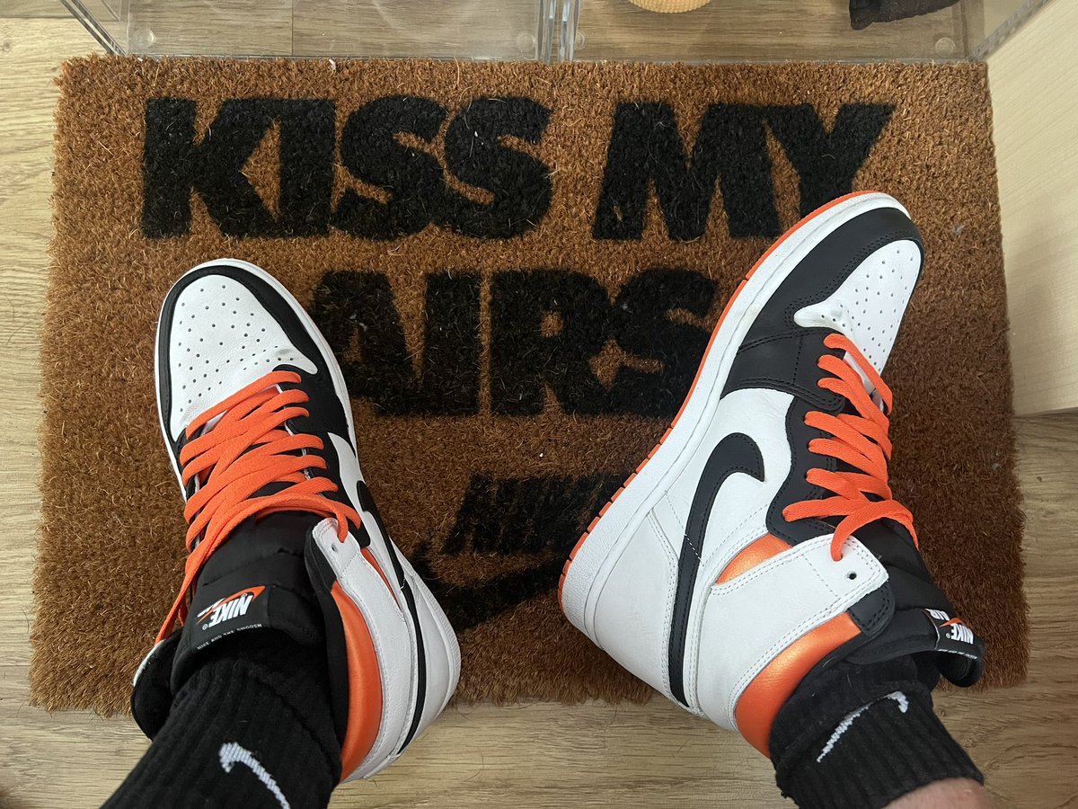 Whirly90's tweet photo. Had to have a bit of papaya ‘orange’ on today didn’t I @McLarenF1 😉 went with the Jordan 1 ‘electro orange’ #nike #jordan1 #jordans #aj1 #electroorange #yoursneakersaredope #kotd #onfeet https://t.co/qoDUFLGsaZ