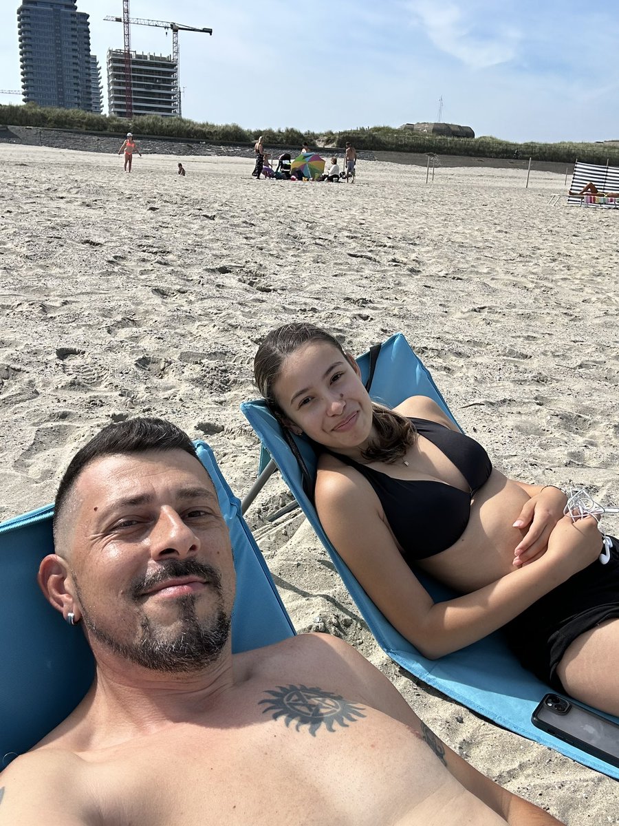 AlinBodybuilder's tweet photo. Leneveală .😆 Să aveți o duminică minunată.🤗 #OostendeBeach https://t.co/gDjwo9Xk0V