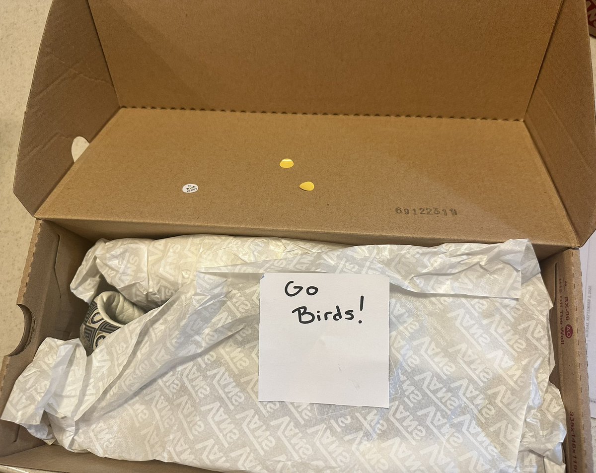 howardeskin's tweet image. Somewhere in California a lonely #Eagles fan is reaching out in solidarity. 
This is the note I found in a box of #VANS I ordered online which were shipped from a warehouse in Cali. Has to be a displaced Philadelphian who caught the name on the shipping label and had the urge to…