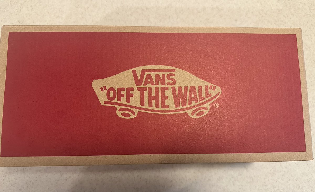 howardeskin's tweet image. Somewhere in California a lonely #Eagles fan is reaching out in solidarity. 
This is the note I found in a box of #VANS I ordered online which were shipped from a warehouse in Cali. Has to be a displaced Philadelphian who caught the name on the shipping label and had the urge to…