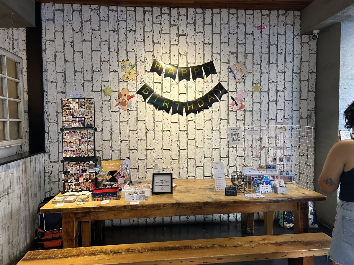 MoonKeyCafe's tweet image. Hey Stay! We’re here and All set up with @suenitosstudio ~! 
We’ll be here until 5, so come stop by~! 🥳💛