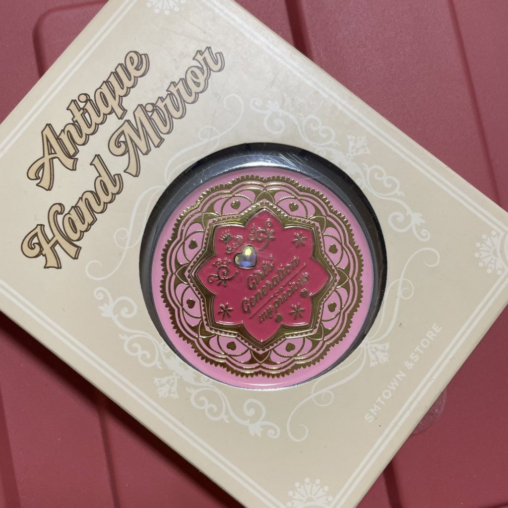 LhpLh's tweet photo. 2022 ANTIQUE HAND MIRROR

소녀시대 슴스 오지지 손거울 양도합니다

포토카드 없음 

반택포 1.2

태연 써니 효연 유리 윤아 https://t.co/ssQJ6VQNq5