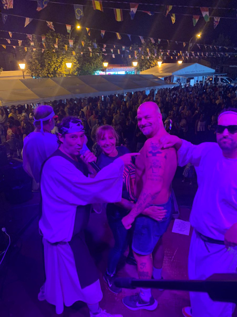 SantiInhumano's tweet photo. Pues al final no llovió ni el viernes en Madrid, ni el sábado en Cantabria. Somos talismán 🤣 
Y muy ochenteros a juzgar por el tatoo de #mazingerz 
#los80 #labandadelcapitaninhumano #gira35aniversario #santisanchez https://t.co/dXCvG28oid