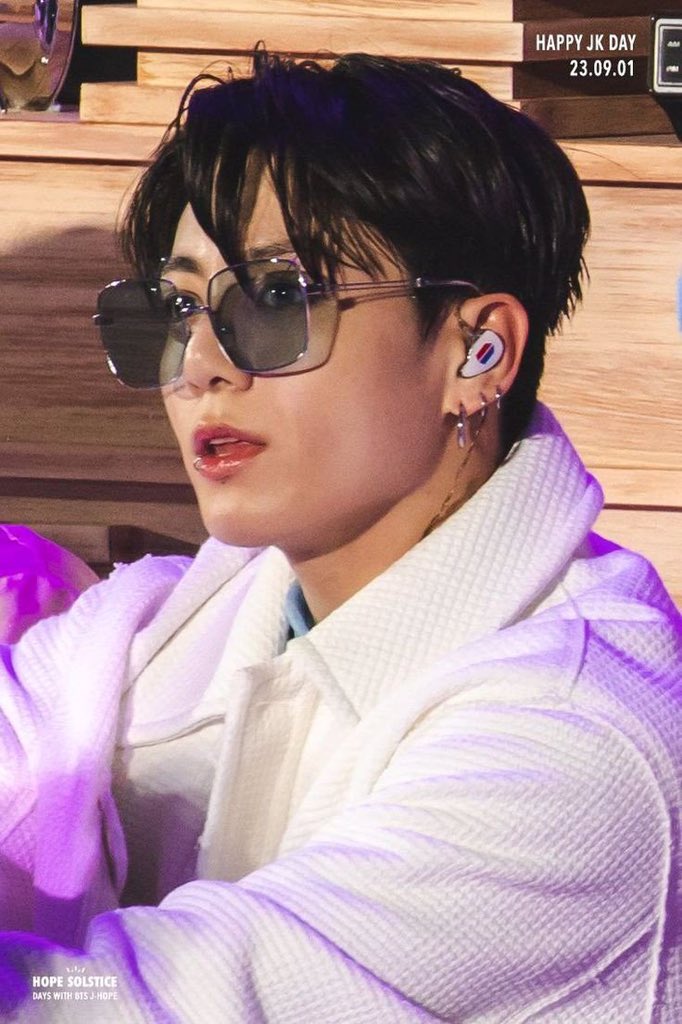 jeongoldenlight's tweet photo. This photo of Jungkook.. got me completely speechless. Bro, the man that you are… https://t.co/ClBGxXd9Ux