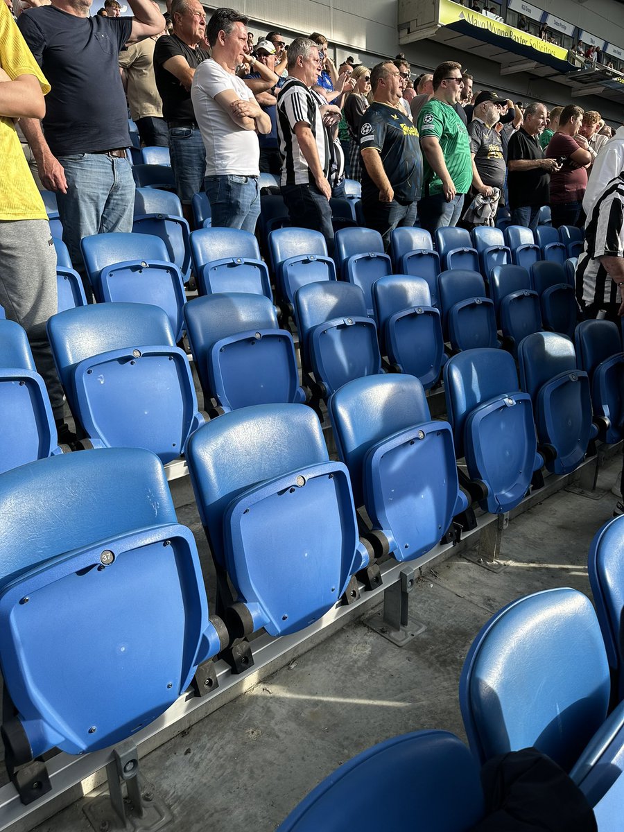 NUSCL were extremely frustrated to see hundreds of empty seats at The Amex yesterday. 

Going to the match is a privilege. It is a privilege however that sadly the majority of our members are now excluded from (*a) 🧵 1/4