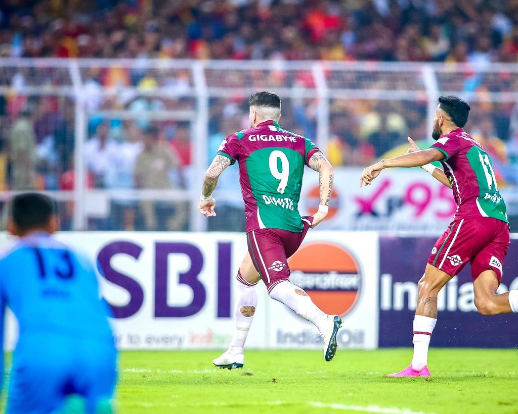 mohunbagansg's tweet photo. DIMIIIII SENDS THE CROWD CRAZY!

#MBSG #JoyMohunBagan #আমরাসবুজমেরুন https://t.co/1ylDyhOst4