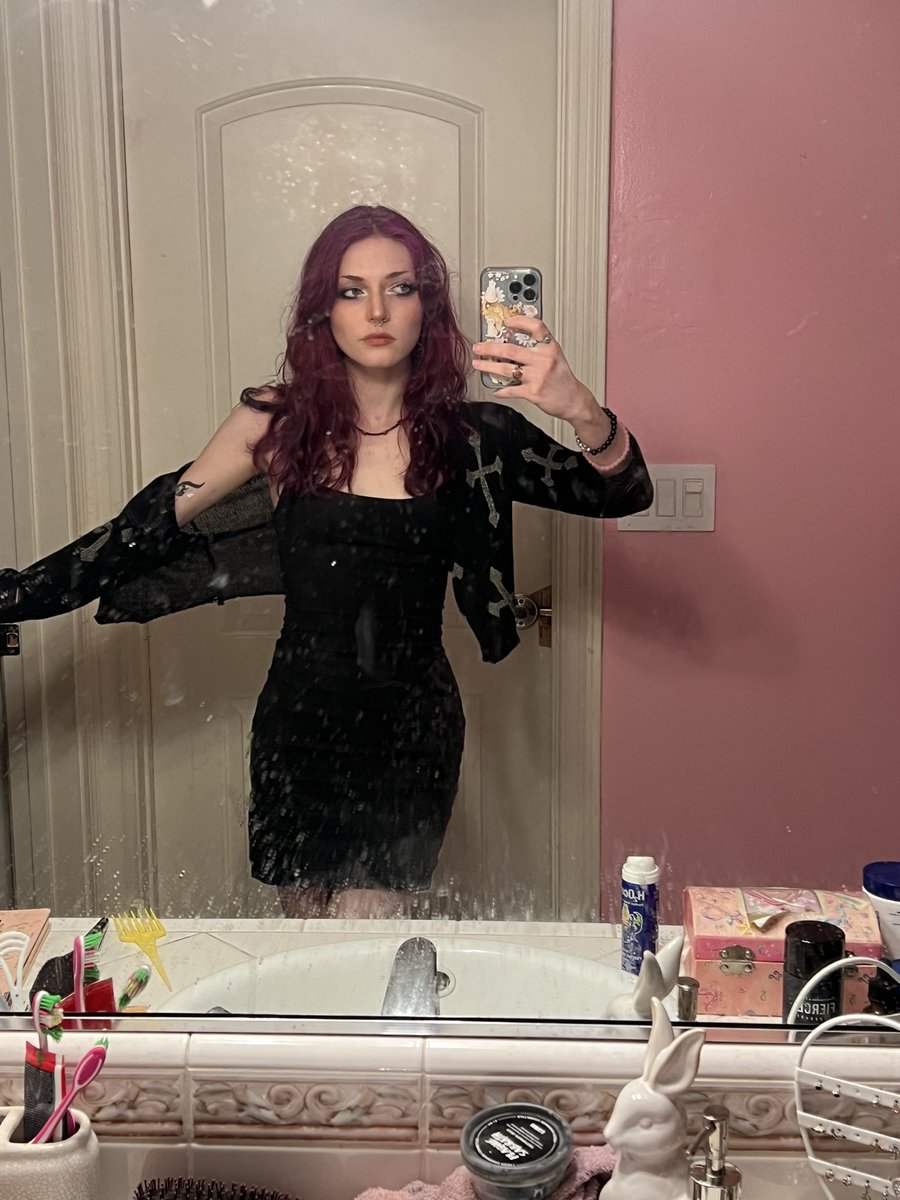 laxativemuncher's tweet photo. hi twitter bad news im no longer emaciated sorry 🤥🤥 im like happy now or whatever 🙄🙄🍽️ bmi 14 to bmi 19 crazy how i just gave up like that lol https://t.co/3D1DUNxF2B