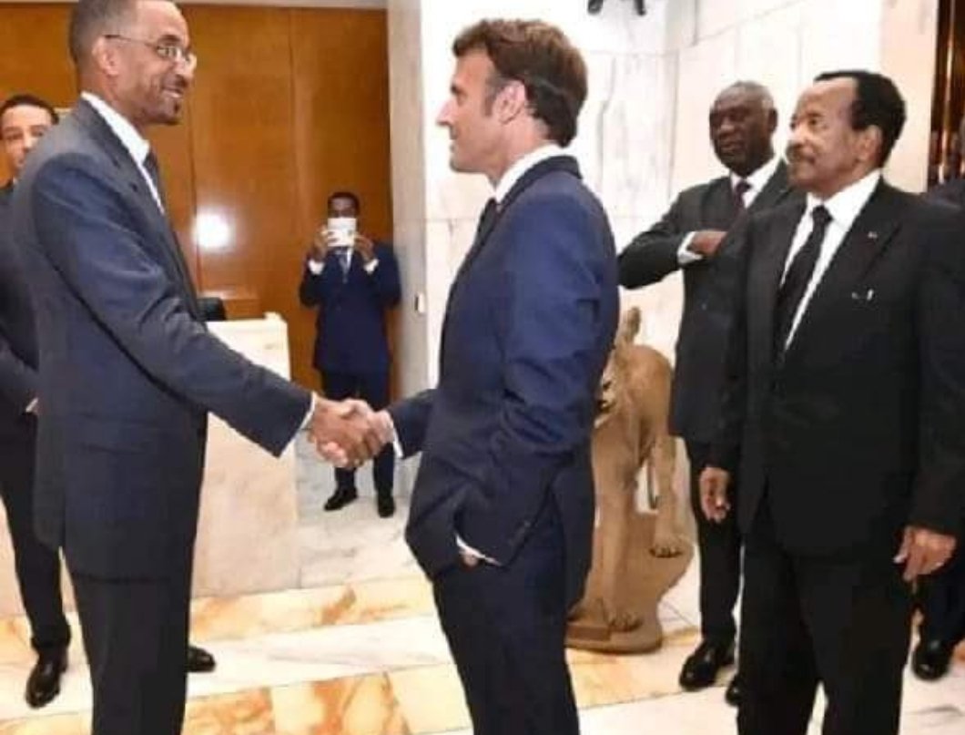 Aboubakar_OMey's tweet photo. #Alternace/Cameroun
Sentiment du devoir accompli de Paul Biya, satisfaction visible de son Directeur de Cabinet Ayolo (à sa droite), à un moment où  la candidature de Franck Biya se chuchote! Macron lui, semble déjà à table pour le partage du gâteau. De qui se moque-t-on? https://t.co/EeUnd4Sih5
