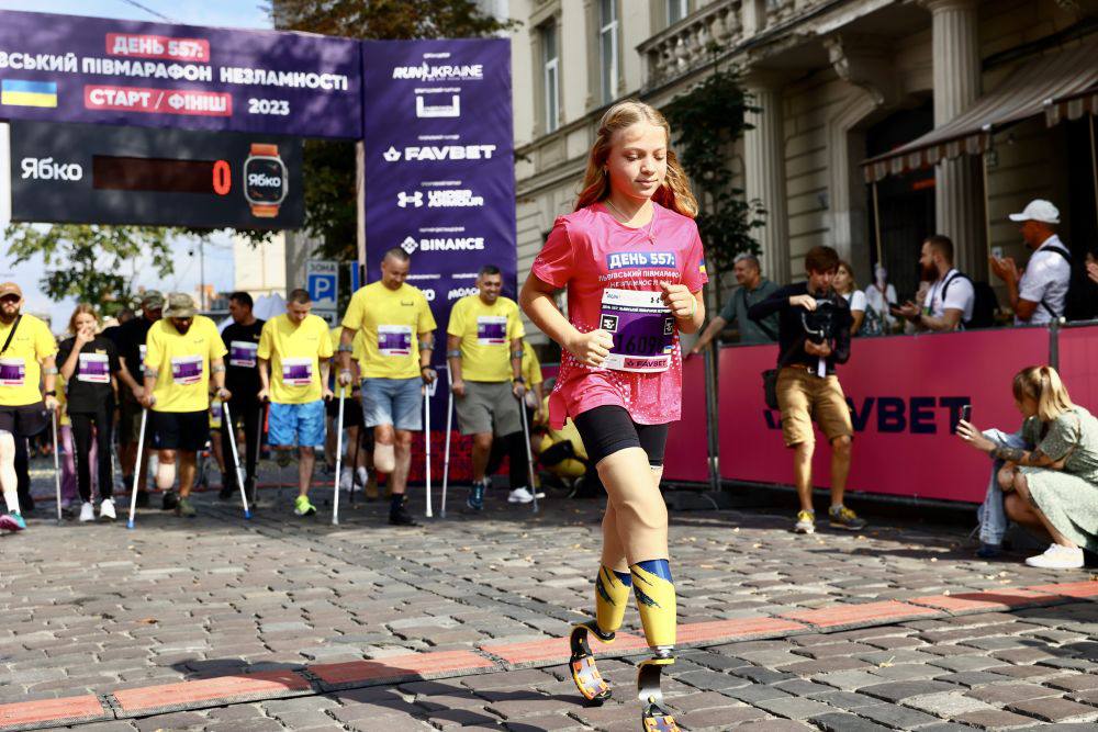 a_magazova's tweet photo. Unbroken Half Marathon in Lviv. 12-year-old Yana survived the shelling of Kramatorsk in 2022. A Tochka-U short-range ballistic missile struck the railway station, where civilians had gathered to flee the approaching 🇷🇺offensive. The missile killed 52 people, including 5 children. https://t.co/m2TRJiMGxd