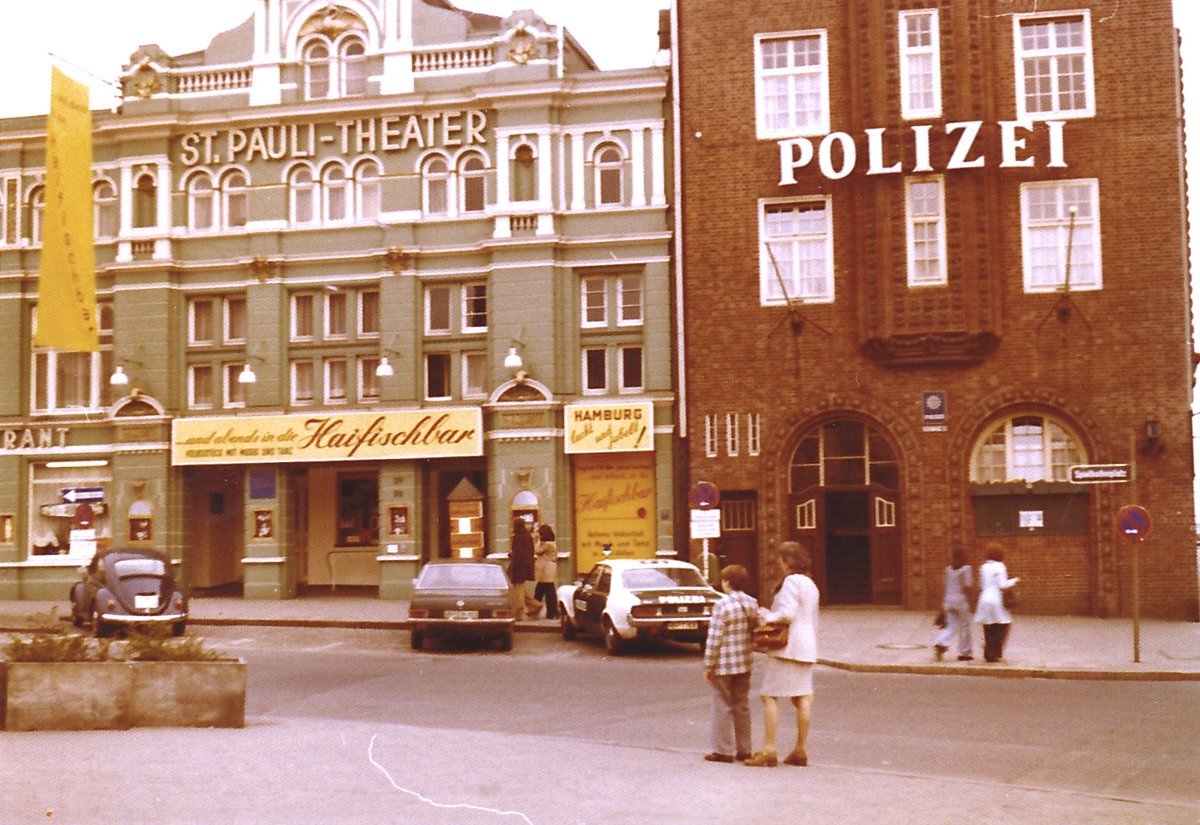 hamburg_damals's tweet photo. #Hamburg - Dieses Foto, dass vermutlich in den 1970er aufgenommen wurde, zeigt gleich zwei Denkmalgeschütze Höhepunkte auf St.Pauli. Rechts haben wir die #Davidwache. Das Gebäude wurde von Fritz Schumacher entworfen und von 1913/1914 gebaut. Die Übergabe an die Polizei fand am 10. Dezember 1914 statt. Bereits seit 1868 befindet sich an dieser Stelle das Polizeirevier. Gleich neben der Polizeiwache befindet sich das St.Pauli Theater. Das #Theater wurde 1841 eröffnet und ist das älteste Hamburger Privattheater. Den Namen St. Pauli Theater trägt das Theater ab 1941. Die Nazis haben rausgefunden, dass Ernst Drucker (1855 - 1918) Jude war und haben das Theater deswegen von Ernst Drucker Theater in St. Pauli Theater umbenannt.
Buchtipps (*): https://t.co/KYs9ryVTQv - Meine Davidwache: Geschichten vom Kiez
Besucht unseren Amazon-Shop (*) unter https://t.co/HYN13VLqrp
(*): Dieses Projekt finanziert sich über Provisionen aus Verkäufen über unseren Partner-Link. Durch den Kauf irgendeines Produkts aus dem Amazon-Sortiment unterstützt Du dieses Projekt, ohne dass Dir dafür Mehrkosten entstehen. Danke! Bei den von uns verlinkten Produkten handelt es sich nur um Vorschläge. Was, ob und wo Du letztendlich kaufst, bleibt natürlich Dir überlassen.
Quelle: Sammlung https://t.co/H3WIX9SKED CC BY-SA-4.0 <https://t.co/u0QKwPaRy9>