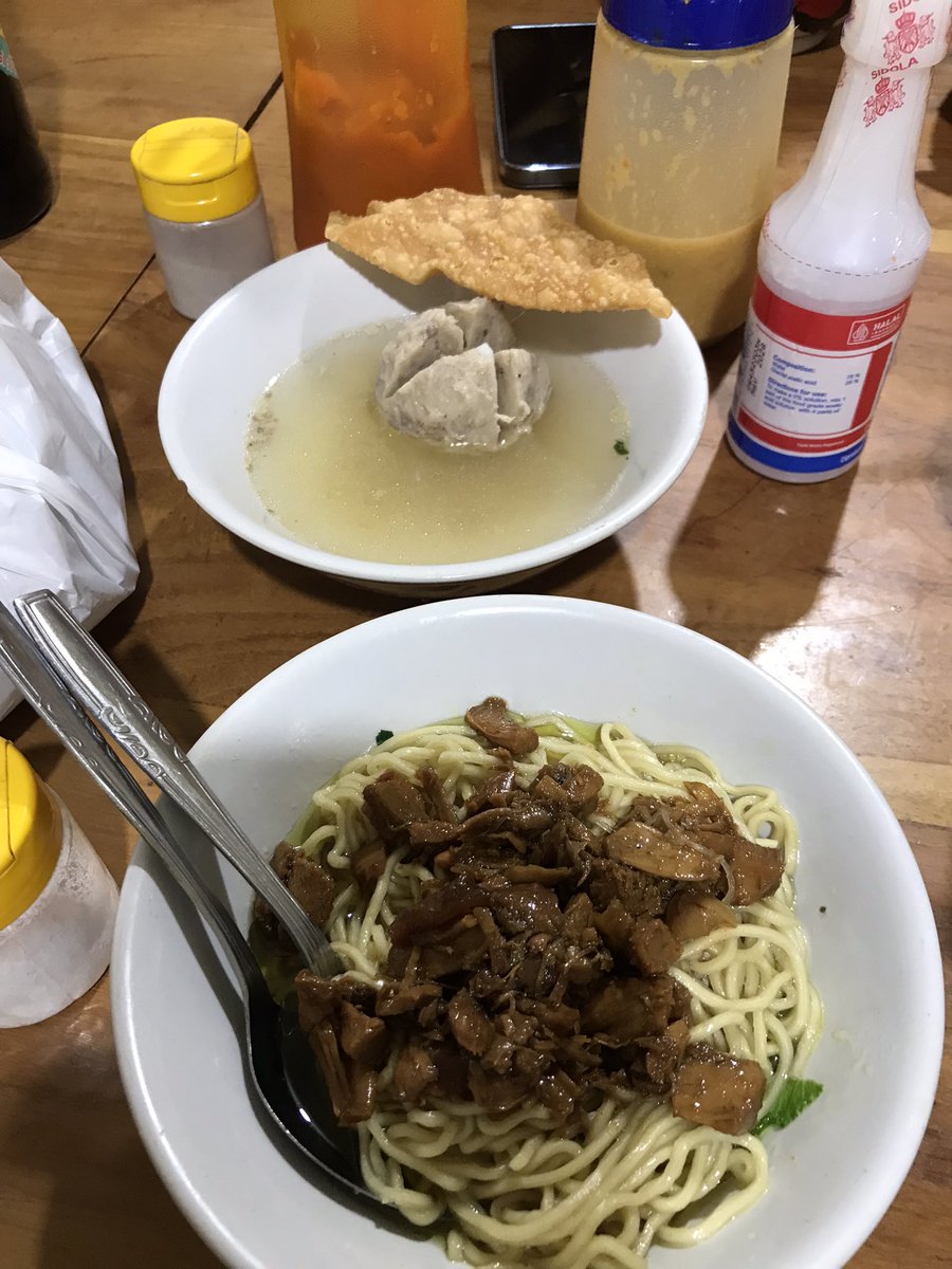 PrilyMaria's tweet photo. @convomf bakmie yunus tebet legend. terbaikkkk🫶🏻 https://t.co/H5WU6y4tBX