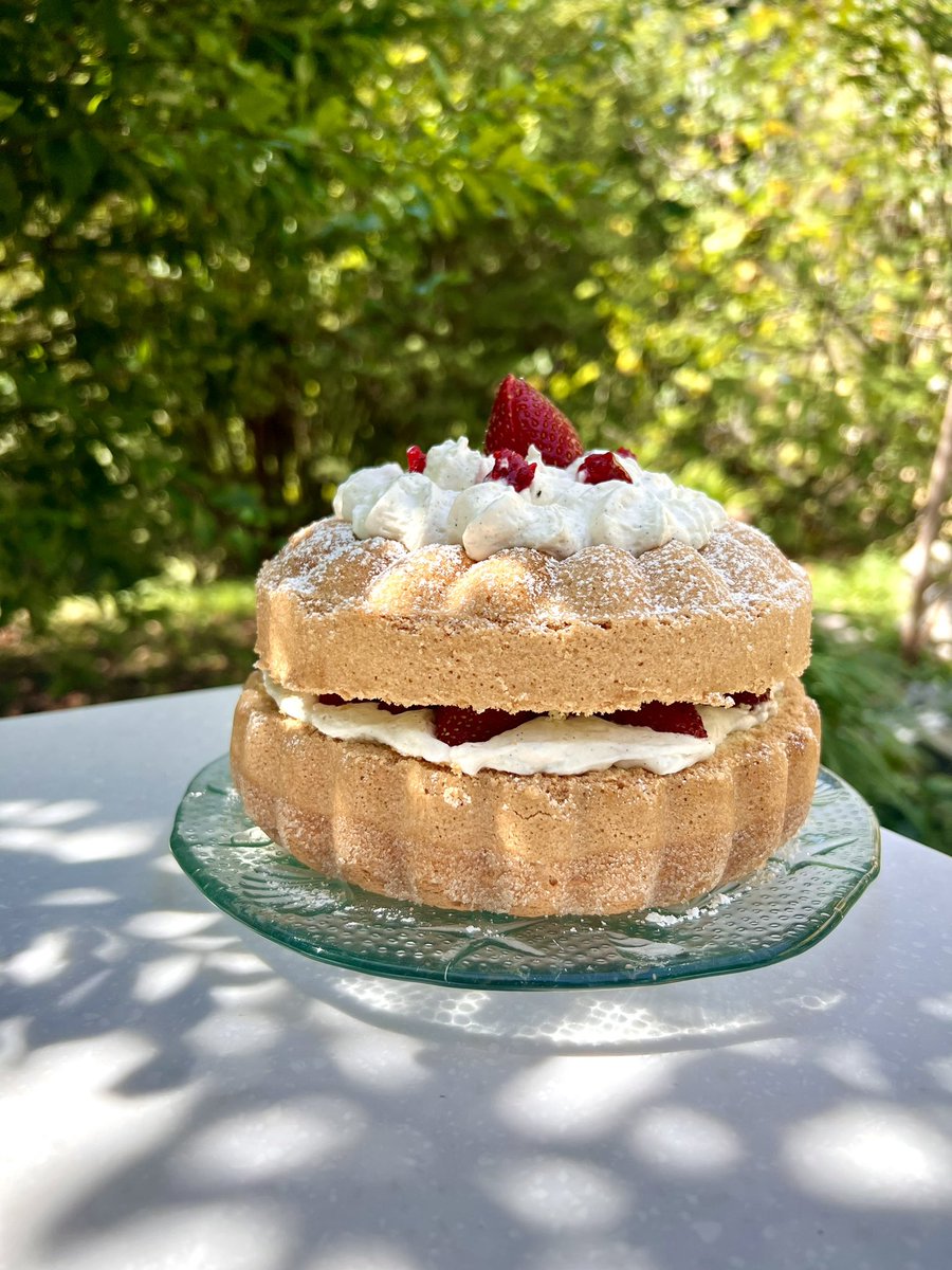 À l’heure du goûter en ce dimanche variations autour du biscuit de Savoie. À l’intérieur chantilly vanille, compotée de framboises, fraises françaises et sur le dessus, chantilly, fraises et pointes de compotée de framboises, on va se régaler. #biscuitdesavoie #cestlheuredugouter