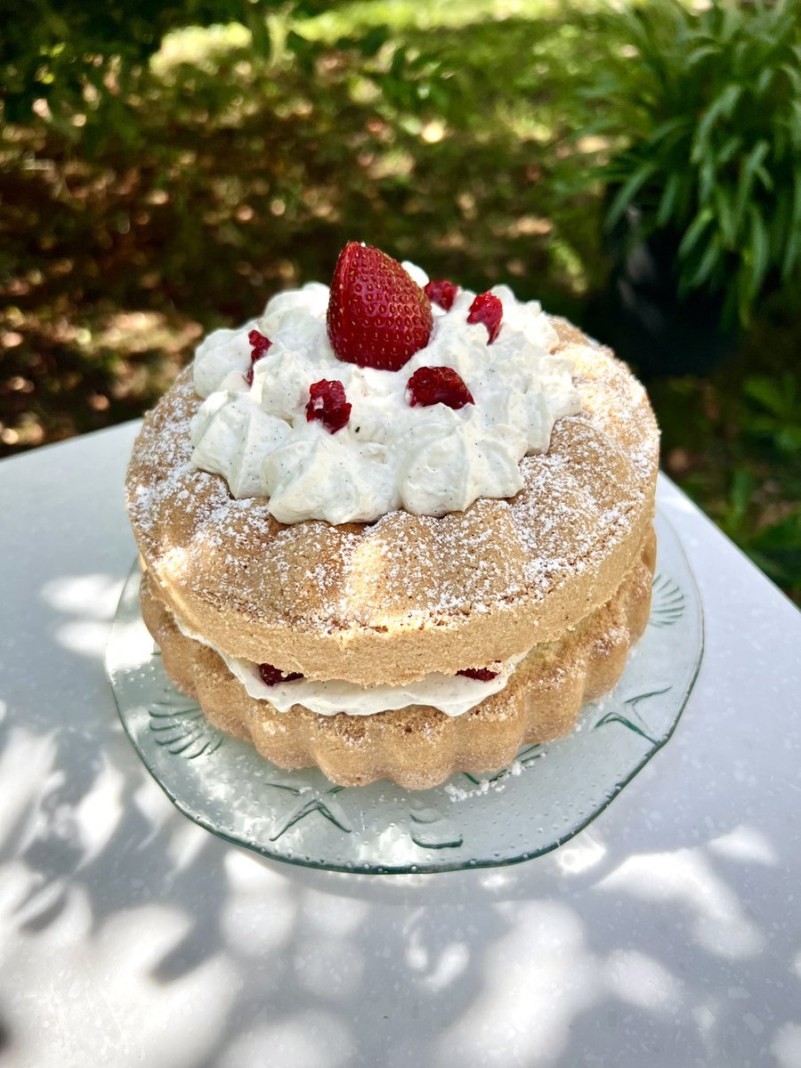 mercotte's tweet photo. À l’heure du goûter en ce dimanche variations autour du biscuit de Savoie. À l’intérieur chantilly vanille, compotée de framboises, fraises françaises et sur le dessus, chantilly, fraises et pointes de compotée de framboises, on va se régaler.
#biscuitdesavoie #cestlheuredugouter https://t.co/odOolyUab9