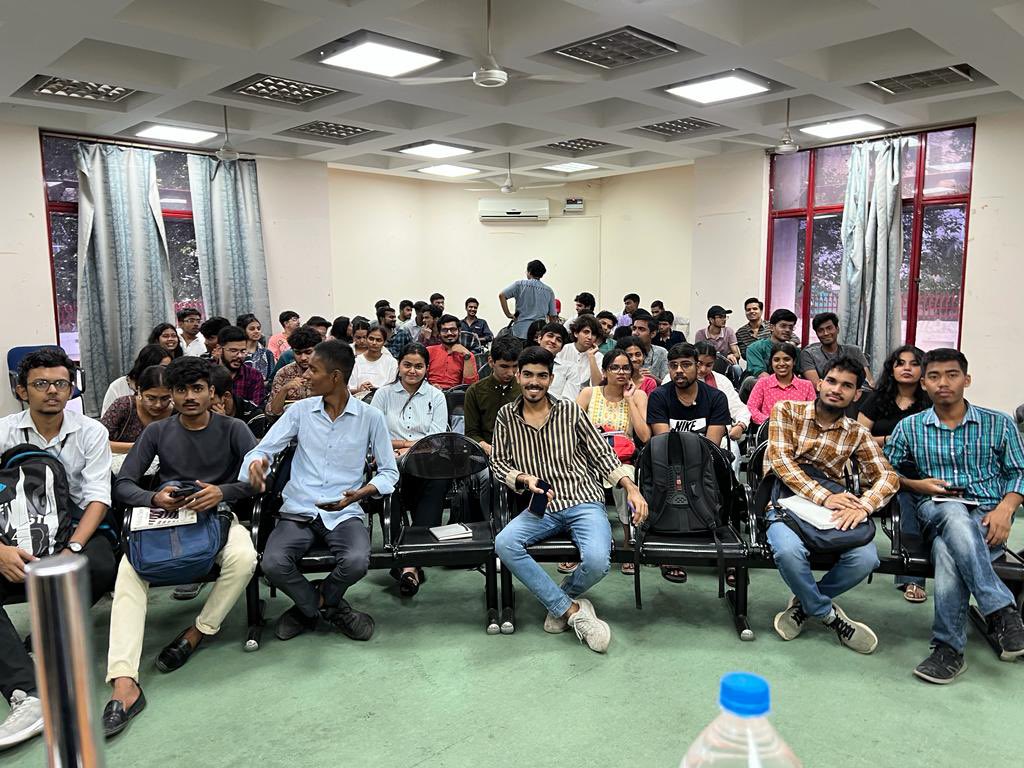 SfiDelhi's tweet photo. Hundreds of first year students attended the lecture organised by SFI Delhi on the topic 'Secularism and Religion' by the most eminent political theory professor of India Prof. Rajeev Bhargava. 

#rajeevbhargava #politicaltheory #secularism #religion #delhiuniversity #fresher https://t.co/JhtRevPhSc
