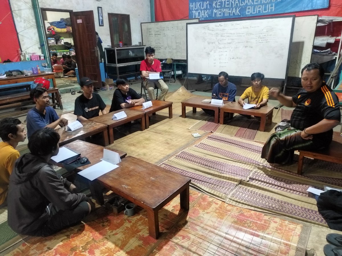 f_sedar's tweet photo. Peradilan semu oleh mahasiswa hukum❌
Peradilan semu oleh buruh pabrik✅
Simulasi adalah bagian dari cara kerja Sedar dalam proses advokasinya. Buruh-buruh yang tengah berkasus selain dibela hak-haknya juga sekaligus diedukasi. https://t.co/MesfqtYwn3