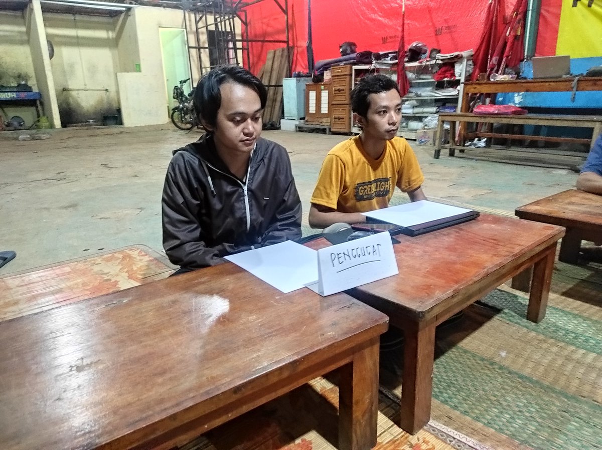 f_sedar's tweet photo. Peradilan semu oleh mahasiswa hukum❌
Peradilan semu oleh buruh pabrik✅
Simulasi adalah bagian dari cara kerja Sedar dalam proses advokasinya. Buruh-buruh yang tengah berkasus selain dibela hak-haknya juga sekaligus diedukasi. https://t.co/MesfqtYwn3