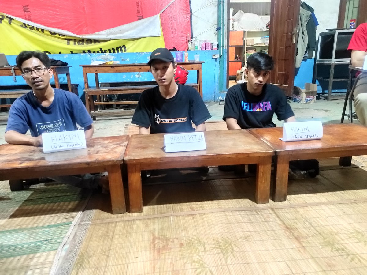 f_sedar's tweet photo. Peradilan semu oleh mahasiswa hukum❌
Peradilan semu oleh buruh pabrik✅
Simulasi adalah bagian dari cara kerja Sedar dalam proses advokasinya. Buruh-buruh yang tengah berkasus selain dibela hak-haknya juga sekaligus diedukasi. https://t.co/MesfqtYwn3