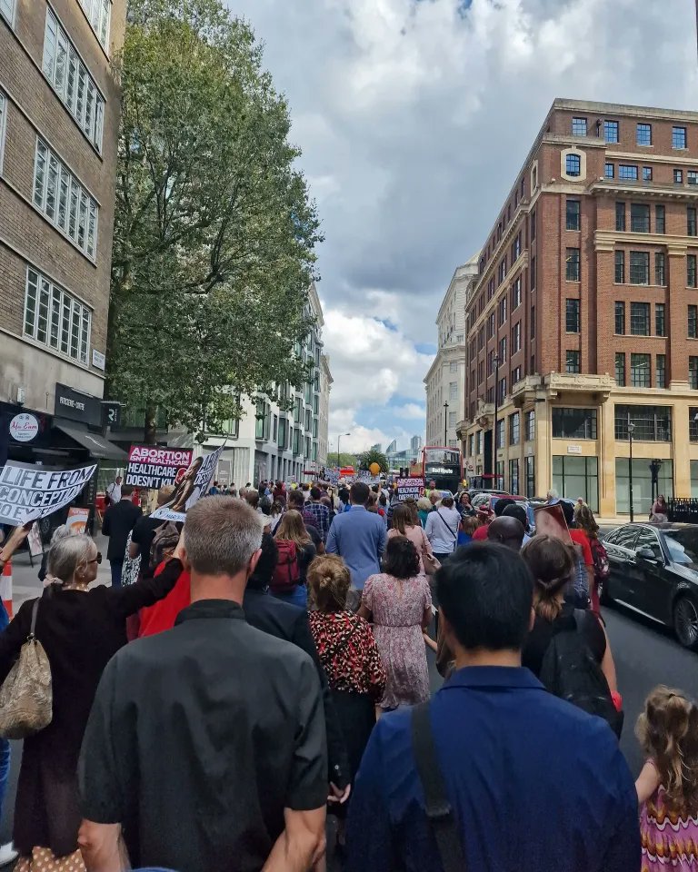 ¡Ayer marchamos por la vida en Londres! Gran demostración de fuerza de la comunidad provida inglesa 💪🇬🇧 #March4LifeUK #Abortion #UK #Prolife #London @March4LifeUK