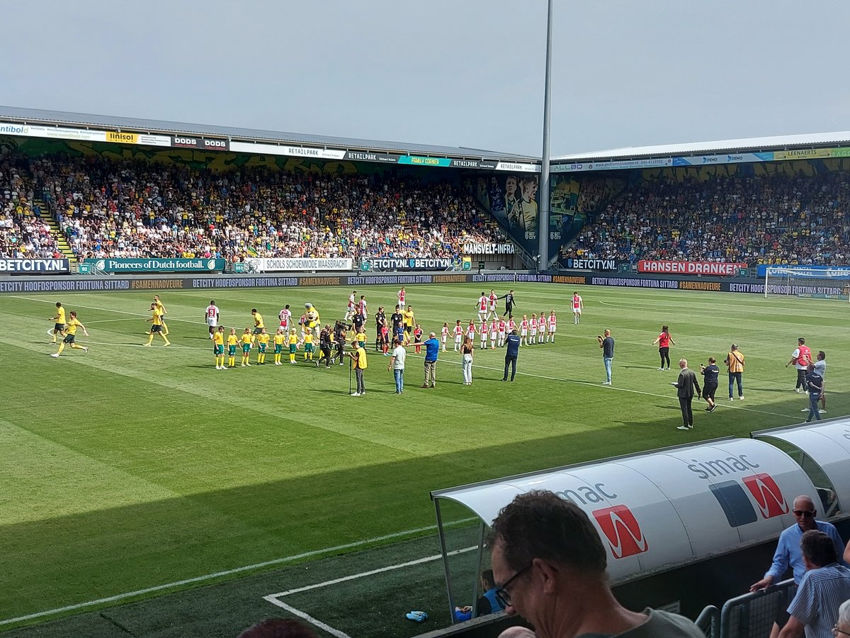 EdwardDoelman's tweet photo. Prima sfeertje in Limburg. Vanmiddag bij Fortuna Sittard - Ajax namens @Trouw https://t.co/VOBnNqgeHd