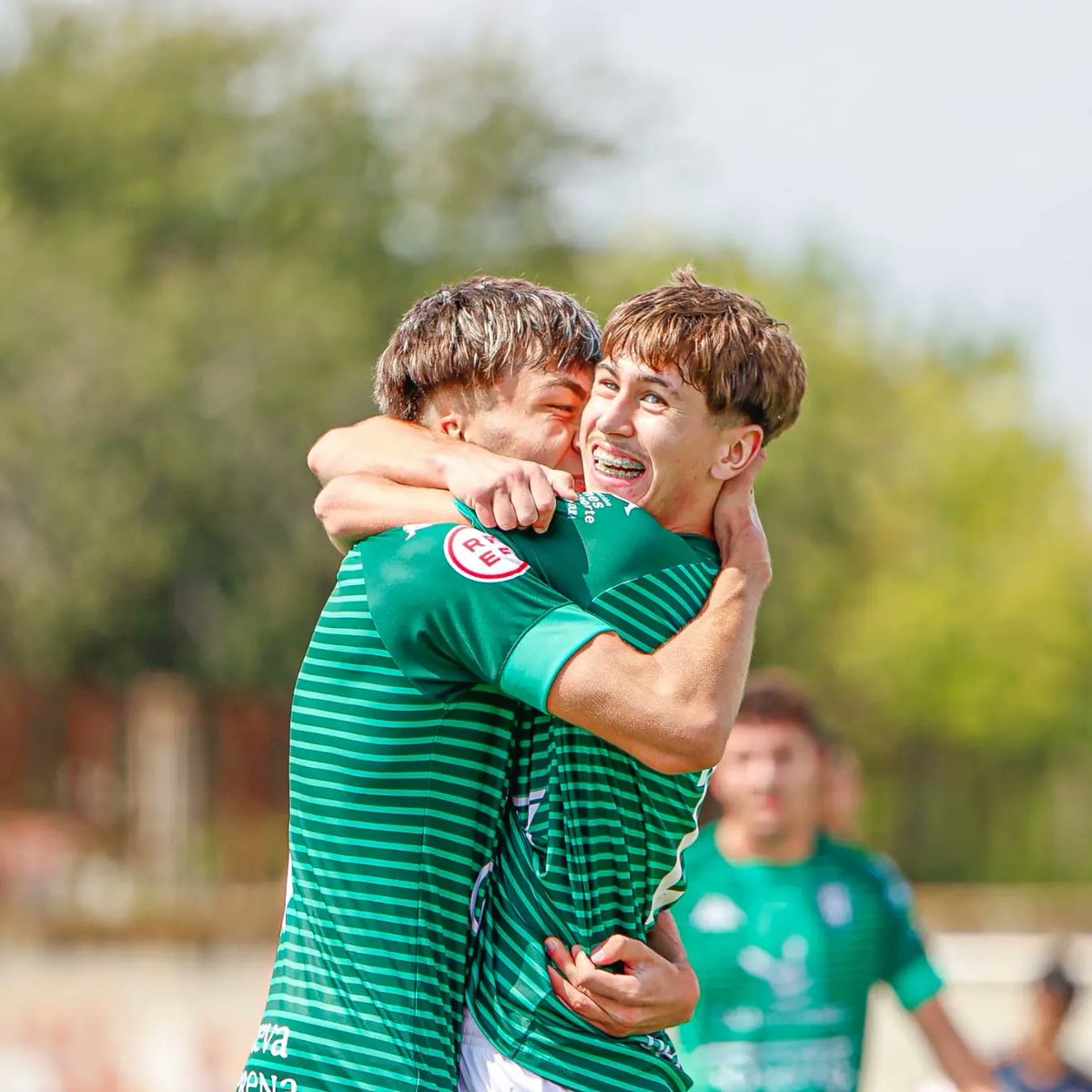UDLaCruz's tweet photo. 🔝⚽️💚 ¡Espectacular inicio de liga del juvenil de #DivisióndeHonor! 

Trabajado empate (2-2) ante todo un @lafabricacrm en un partido en el que nuestros chicos lo han dado todo 💪

#cantera #DivisiondeHonor #elfuturoesverde

📸 @alvfotografias2 https://t.co/Sf5kWrSTES