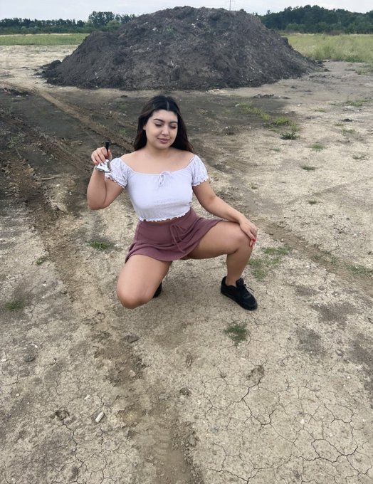 😜 Choose your side and subscribe to my Onlyfans ❤️🤗 https://t.co/kdM2YrgSRm