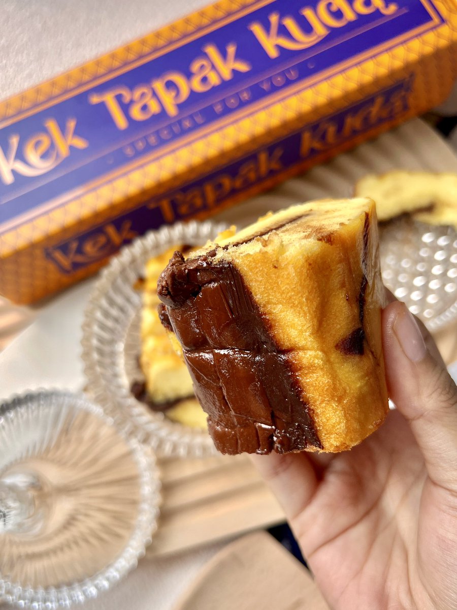 Selalu nampak tweet kek tapak kuda lalu kat timeline, finally saya dah try!!! 

Satu je nak cakap, SEMUA ORANG KENA TRY JUGA SEBAB SEDAP 😭