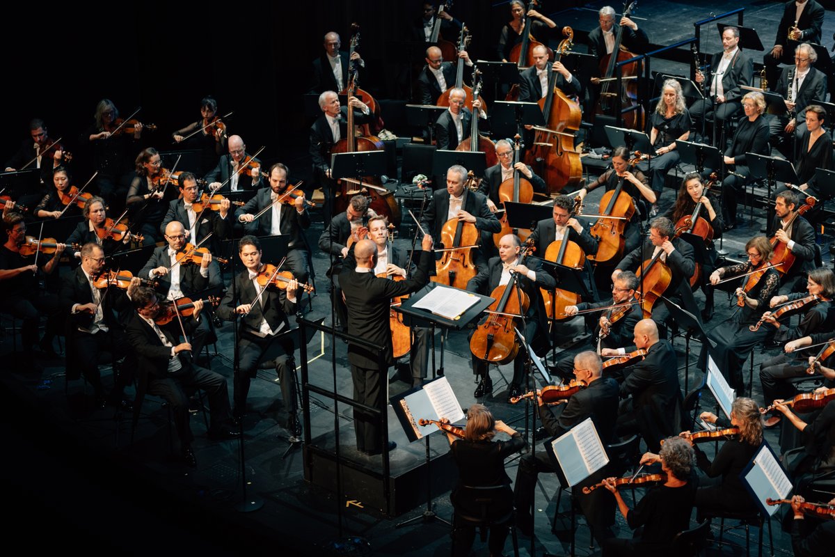 Den zweiten Abend in Folge ein Orchester von Weltrang in der Oper Bonn – @tonhalle unter @paavo_jarvi hat uns mit Bruckners Neunter wieder von den Sitzen gerissen. Davor spielte Fabian Müller ein packendes 3. Klavierkonzert von Beethoven.📸 Daniel Dittus