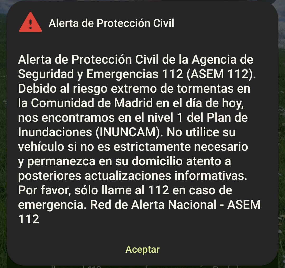 kansaita_'s tweet photo. *hay alerta por lluvias e inundaciones*

en Madrid        //       en Sevilla https://t.co/49sI66XBUV