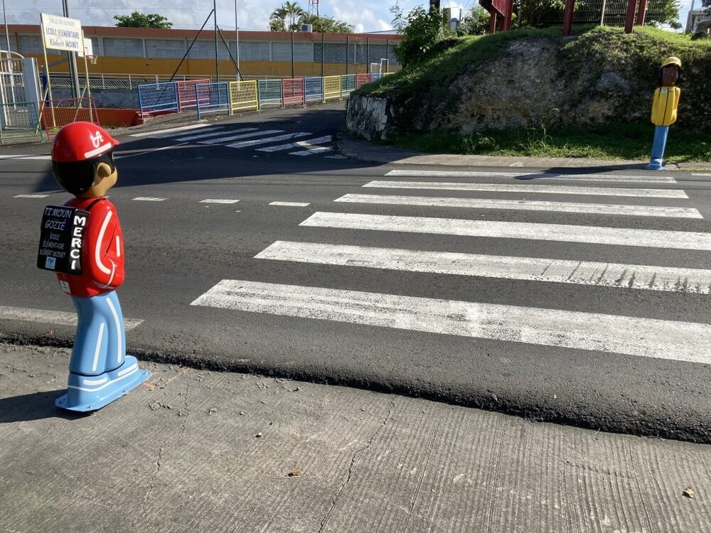 🚸 Des figurines de signalisation routière en 3D, de la taille réelle d'un enfant, ont fait leur apparition sur les passages piétons aux abords des écoles du Gosier.
➡️ l.franceantilles.fr/mV