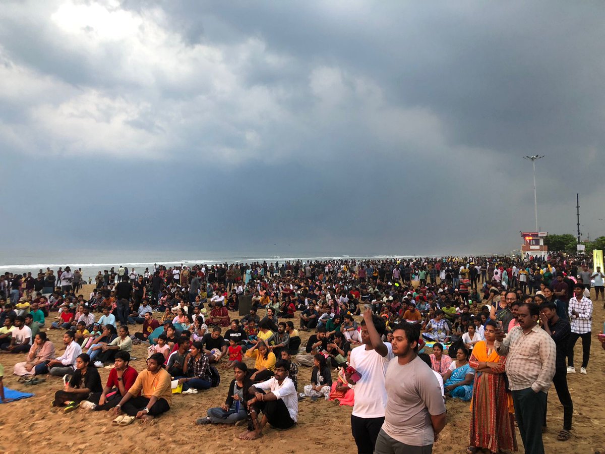 chennaicorp's tweet photo. #FestivalofChennai

This love for cinema is truly #MadeofChennai!!

Madras and Iruthisutru movies screening at Thiruvanmiyur beach, today.
The Hindu in partnership with GCC celebrates #MadrasMonth
#ChennaiCorporation
#ChennaiRains https://t.co/iC7kCHKQHr