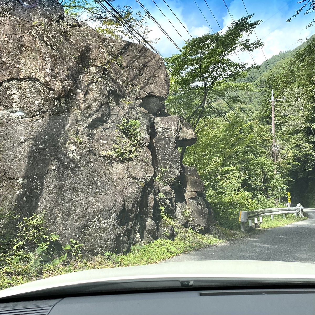 山道で見つけた人面岩